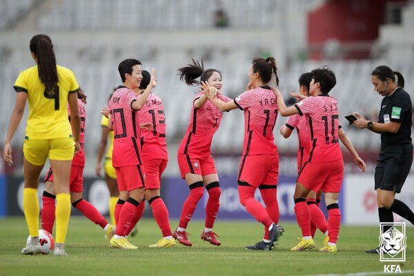 콜린 벨 감독이 이끄는 한국 여자축구 국가대표팀이 자메이카를 1-0으로 제압했다. 대표팀 선수들이 최유리의 선제골 이후 기쁨을 나누고 있다. /KFA 제공