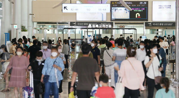 시민들이 4일 오전 제주국제공항에서 태풍을 피해 제주도를 빠져나가기 위해 출발 게이트로 향하고 있다. /연합뉴스