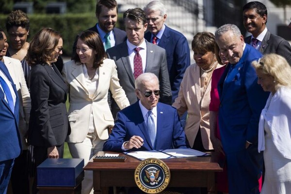 조 바이든 미국 대통령이 지난달 9일(현지시간) 백악관 사우스론에서 '반도체와 과학법(Chips and Science Act)' 에 서명하고 있다. /사진=연합뉴스