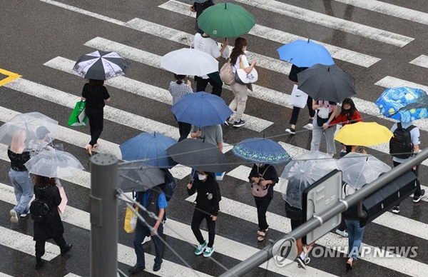 서울시 유치원과 초등학교, 중학교가 6일 등교를 중단한다. / 연합뉴스