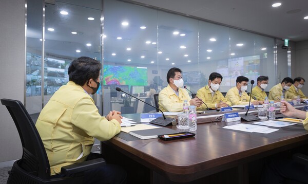 남부발전이 5일 부산 본사 중앙통제센터에서 CEO 주재 ‘전사 비상대응 상황판단회의’를 개최하고 있다./한국남부발전 제공