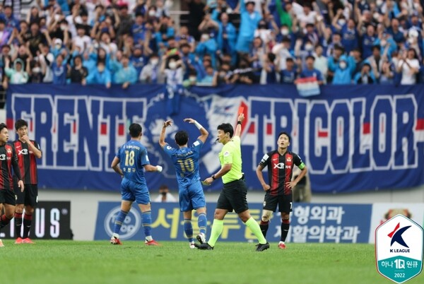 4일 서울월드컵경기장에서 열린 시즌 3번째 슈퍼매치는 퇴장 하나를 포함해 양 팀 합쳐 경고 카드 8장이 나왔고, 23개의 반칙이 쏟아졌다. /한국프로축구연맹 제공