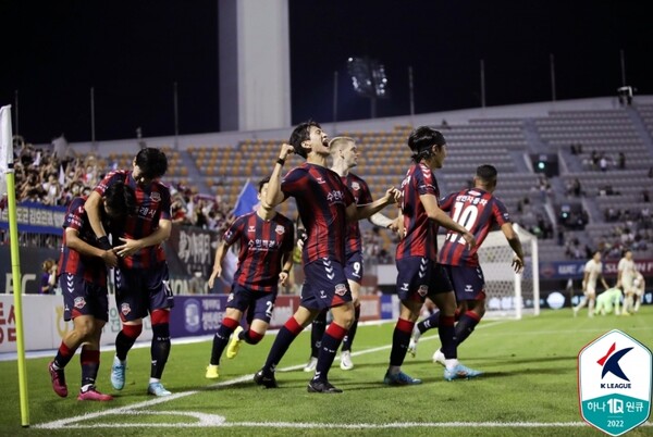 7위 수원FC는 6위 강원FC를 2점 차이로 추격하고 있다. /한국프로축구연맹 제공