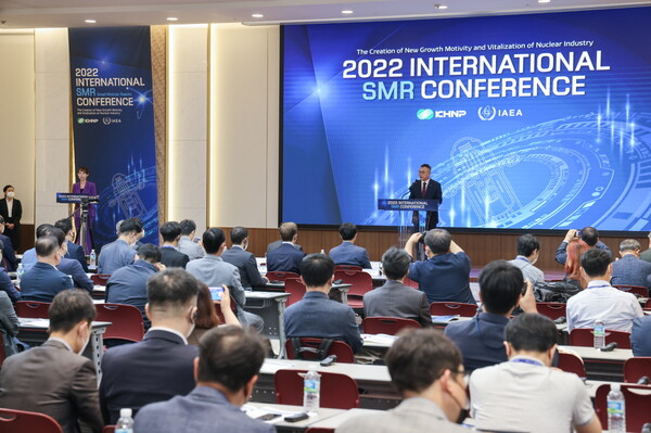 황주호 한수원 사장이 우리나라 SMR(소형모듈원자로) 사업의 본격적 추진을 위해 부산 BEXCO에서 개최한 ‘2022 한국수력원자력 SMR 국제 컨퍼런스’에서 5일 개회사를 하고 있다./한국수력원자력 제공