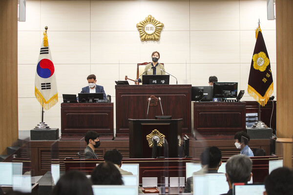 화성시의회 김경희 의장이 제214회 임시회 제2차 본회의 폐회를 선언하고 있다./ 화성시의회 제공