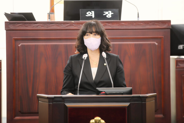 공영애 예산결산특별위원회 위원장이 제2회 추경예산안 심사 보고를 하고 있다./ 화성시의회 제공