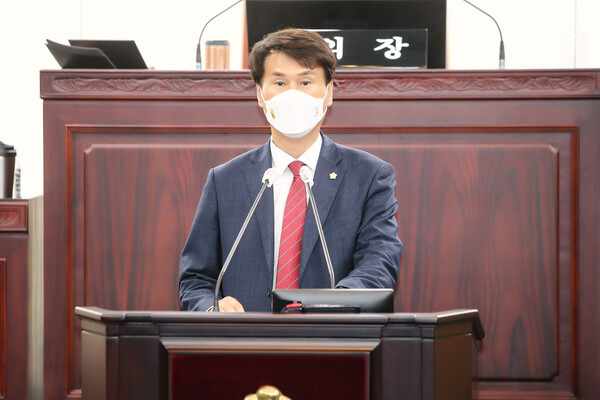 송선영 의원은 원효대사가 당나라로 유학 가던 길에 도를 깨우쳤던 곳, 이른바 ‘오도처’와 관련해 평택시가 국비를 확보하여 평택 수도사가 원효 체험관을 설치하는 등 이를 선점 한 것에 대해 화성시의 대응이 미흡하다고 지적했다./ 화성시의회 제공