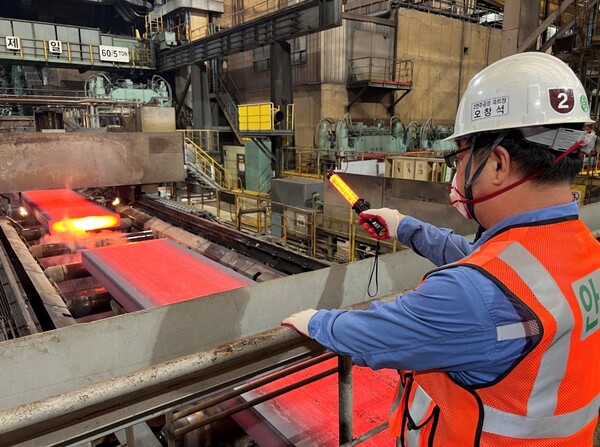 포스코 직원이 지난 12일 포항제철소 2연주공장에서 철강반제품인 슬라브를 생산하고 있다. 포스코 제공
