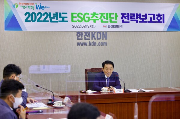 ESG추진단 회의를 진행하는 김장현 한전KDN 사장./한전KDN