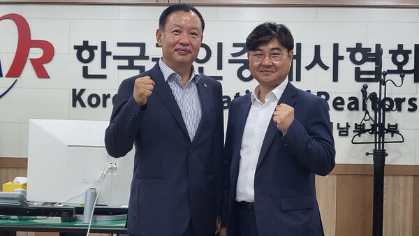 경기도청 일간기자단 전문위원이자 제15회(2004년) 공인중개사 출신인 김교민 부동산 전문기자는 박태환 지부장과 개업공인중개사들의 목소리를 적극 대변하고 권익보호를 위해 함께 할 것을 약속했다./김두일 기자