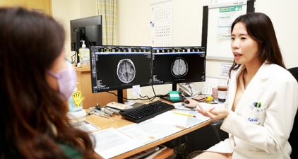 한수현 교수가 환자를 진료하는 모습/제공=중앙대병원