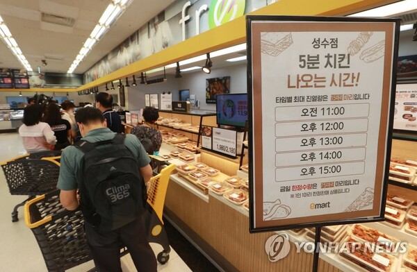 최근 물가 상승 속에서 시중 치킨 가격이 오르자 대형마트의 저렴한 치킨이 인기를 끌고 있다. /연합뉴스