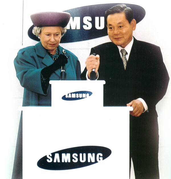 고 엘리자베스 2세 영국 여왕과 고 이건희 회장이 1995년 10월 13일 영국 윈야드 삼성 삼성전자 복합단지 준공식에 참석한 모습. /사진=삼성전자