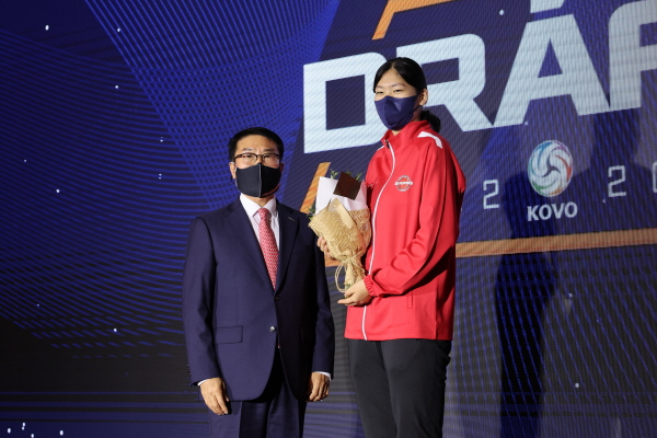 5일 서울 강남구 리베라호텔에서 열린 프로배구 2022-2023 KOVO 여자 신인선수 드래프트 현장. 1라운드 1순위로 페퍼저축은행의 지명을 받은 목포여상의 체웬랍당 어르헝(오른쪽)이 김형실 감독과 기념촬영하고 있다. /연합뉴스