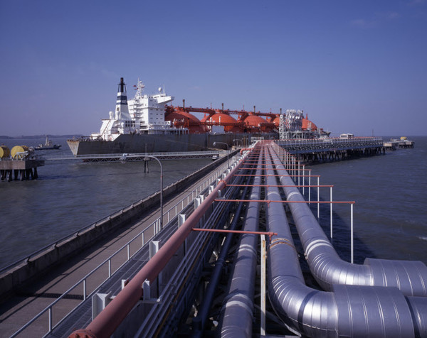 LNG선에서 액화천연가스가 평택기지로 하역되고 있다. 한국가스공사 제공