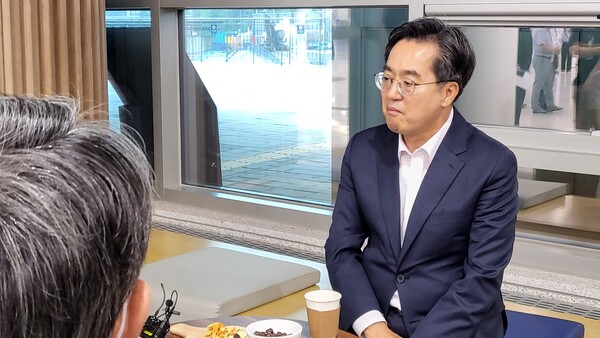 김동연 지사는 취임 초부터 경기도 공무원들에게 ‘그동안의 관행을 깨는 접시 깨기 행정’을 강조해왔다./김두일 기자