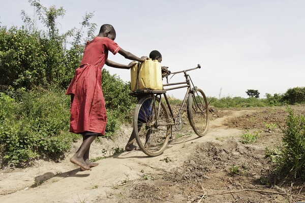 아프리카 어린이들이 자전거에 물을 싣고 가고 있다.(사진=픽사베이)