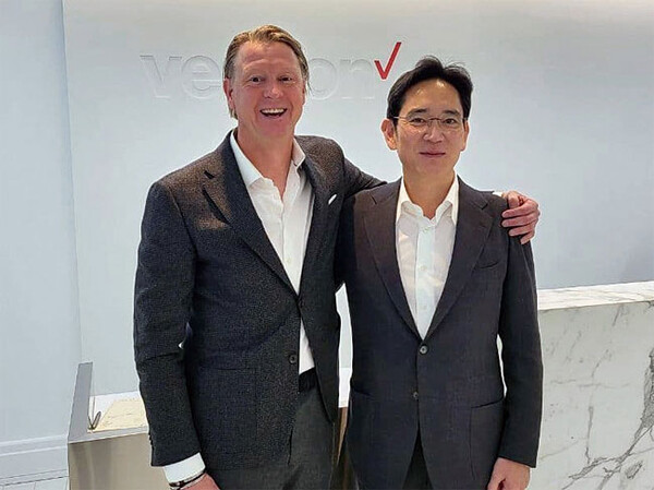 이재용(오른쪽) 삼성전자 부회장이 지난해 11월 17일(현지시각) 미국 뉴저지주 버라이즌 본사에서 한스 베스트베리 CEO와 만나 기념 촬영을 하고 있다. /사진 삼성전자