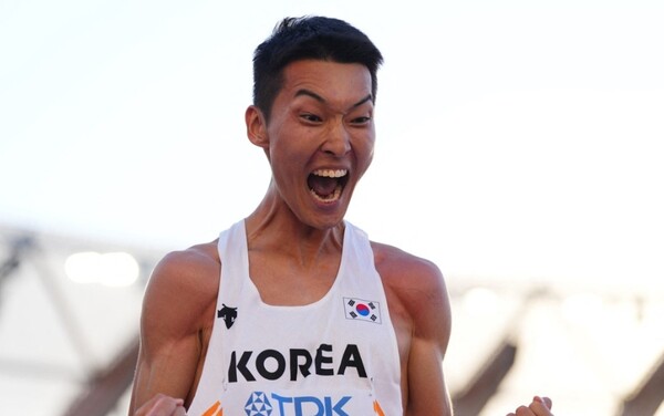 2022 세계육상선수권 남자 높이뛰기 결선에서 우상혁이 2m35의 기록으로 은메달을 확보한 뒤 기뻐하고 있다. /연합뉴스