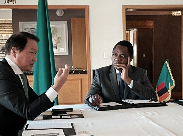 최태원 SK그룹 회장이 지난 20일 미국 뉴욕에서 하카인데 히칠레마 잠비아 대통령과 만나 사업협력 방안을 논의했다./사진=SK