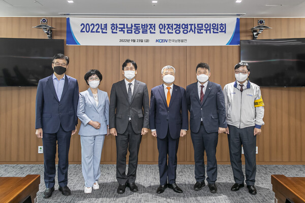 김회천 동발전 사장(오른쪽에서 세 번째)이 안전경영자문위원들과 기념촬영을 하고 있다./한국남동발전