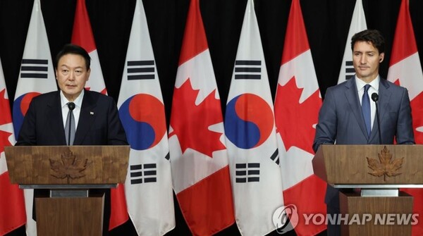 윤석열 대통령(왼)과 쥐스탱 트뤼도 캐나다 총리.