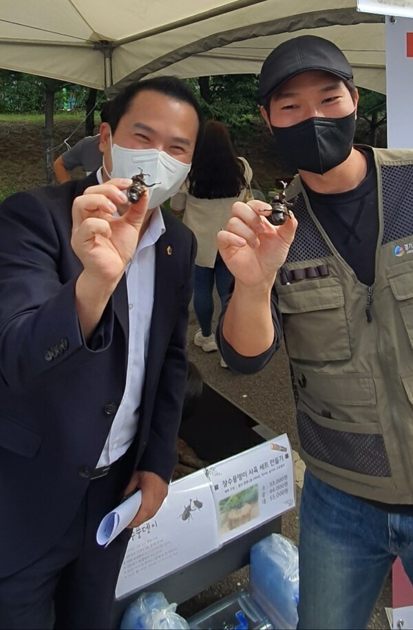 이오수 의원이 경기곤충페스티벌에서 곤충체험을 하고 있다./ 김두일 기자