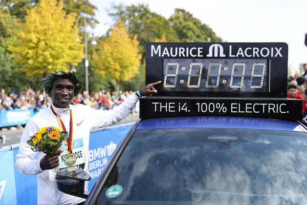 케냐의 엘리우드 킵초게는 2022 베를린 마라톤 대회에서 남자 마라톤 세계신기록을 작성했다. /연합뉴스