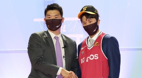 올해 신인선수 드래프트 '최대어' 양준석(오른쪽)이 전체 1순위로 창원 LG 세이커스 유니폼을 입는다. /연합뉴스