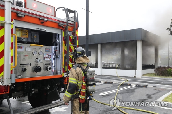 지난 26일 오전 대전 유성구 현대프리미엄아울렛에서 화재가 발생했다. /사진=연합뉴스