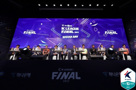 올 시즌 하나원규 K리그1 2022 파이널A에 진출한 6개 팀 감독과 대표 선수들의 모습. /한국프로축구연맹 제공