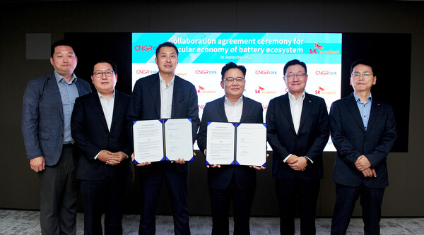 박경일 SK에코플랜트 사장(왼쪽 네번째)과 토니 타오 CNGR 부회장(왼쪽 세번째)을 비롯한 양사 관계자들이 지난 26일 협약 체결 후 포즈를 취했다. / SK에코플랜트 제공