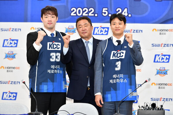 2022-2023시즌을 앞두고 전주 KCC로 이적한 이승현(왼쪽)과 허웅(오른쪽). /KBL 제공