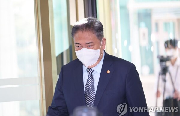 박진 외교부 장관이 30일 외교부 청사 기자실을 방문해 자신에 대한 해임건의안이 국회를 통과한 데 대해 입장을 밝혔다. 