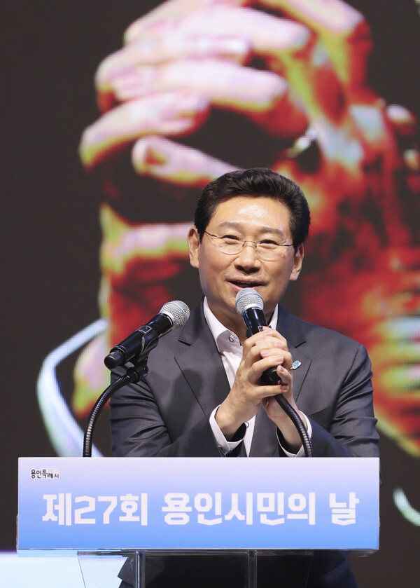 이상일 용인특례시장이 30일 용인시청에서 열린 제27회 용인시민의 날 개막식에서 인사말을 하고 있다./ 용인시 제공