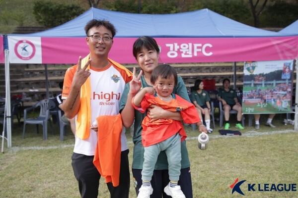 남편 김영웅 씨(왼쪽)는 권정아 선수를 위해 적극적으로 '축구 외조'를 하고 있다. /한국프로축구연맹 제공