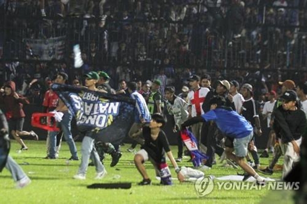 인도네시아에서 축구 경기에 패배하자 분노한 팬들이 경기장에 난입해 사상자가 발생했다. / 연합뉴스