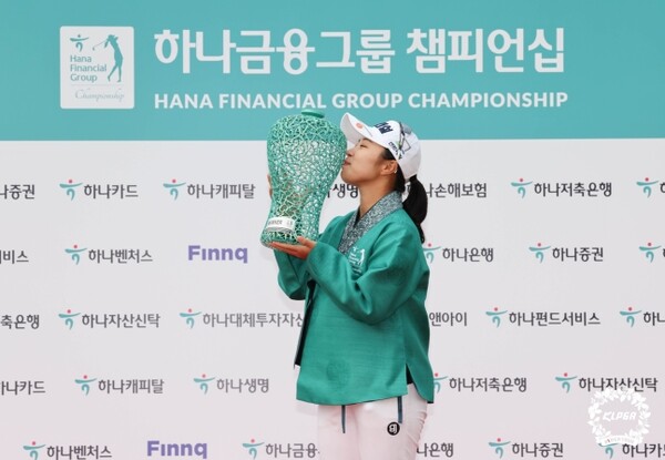 '가을 여왕' 김수지가 KLPGA 투어에서 2주 연속 우승컵을 들어 올렸다. /KLPGA 제공