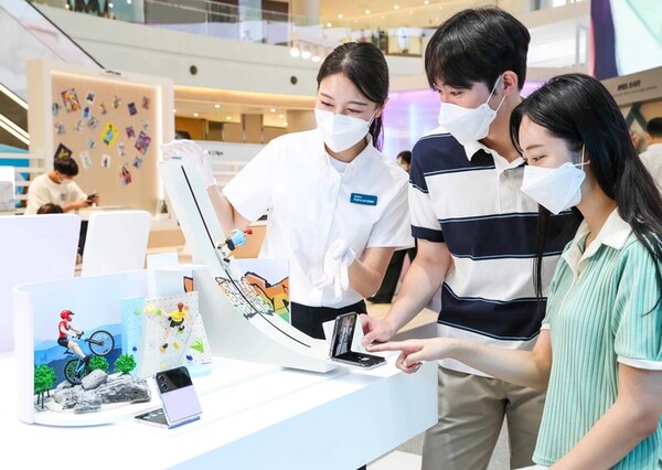 삼성전자 모바일 매장에서 고객들이 갤럭시Z 플립4 모델을 살펴보고 있다. /사진=연합뉴스