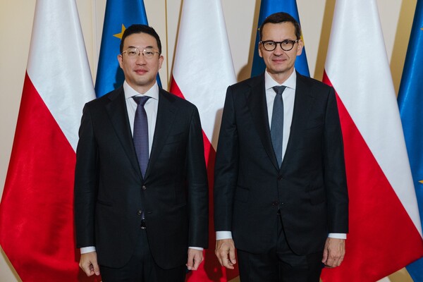 구광모 LG 회장이 3일(현지시간) 폴란드 바르샤바 총리실에서 마테우슈 모라비에츠키 폴란드 총리를 예방했다. /사진=LG
