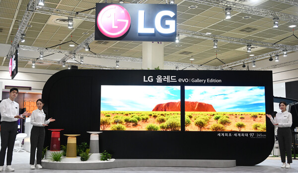 LG전자가 4일부터 7일까지 서울 삼성동 코엑스에서 열리는 'KES 2022(한국전자전)'에서 세계 최대 97형 올레드 에보 갤러리 에디션을 선보였다. /사진=LG전자