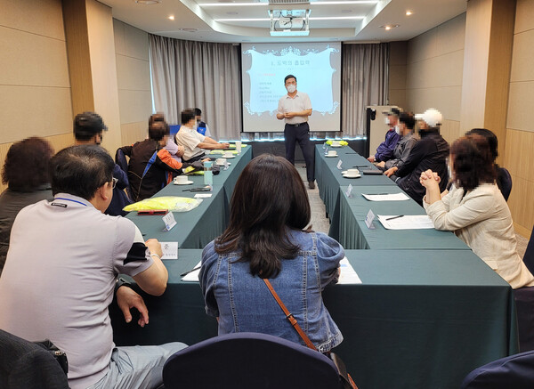 한국도박문제예방치유원 위탁기관 전문강사가 참가자를 대상으로 도박중독 재활치유 프로그램을 진행하고 있다. /국민체육진흥공단 제공