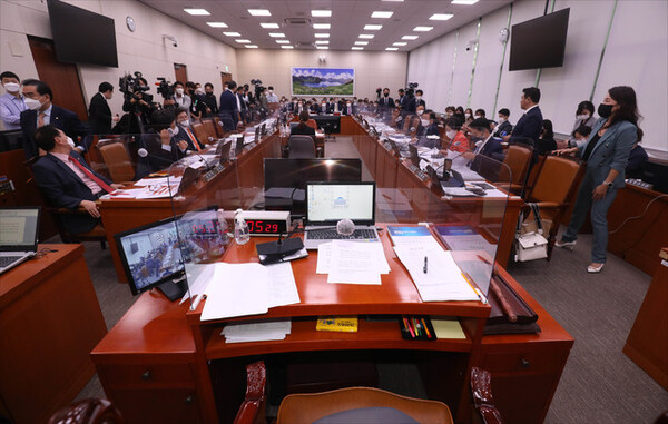 4일 서울 여의도 국회에서 열린 국회 외교통일위원회 외교부 국정감사에서 윤석열 대통령 비속어 논란 영상을 재생하는 것을 두고 여야 의견 차이로 감사가 중지되고 있다. /연합뉴스