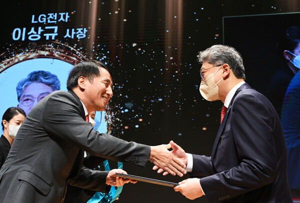 이상규 LG전자 한국영업본부장 사장(오른쪽)이 5일 서울 삼성동 코엑스에서 열린 '제17회 전자 IT의 날' 기념식에서 장영진 산업통상자원부 제1차관으로부터 금탑산업훈장을 수상하고 있다. /사진=LG전자