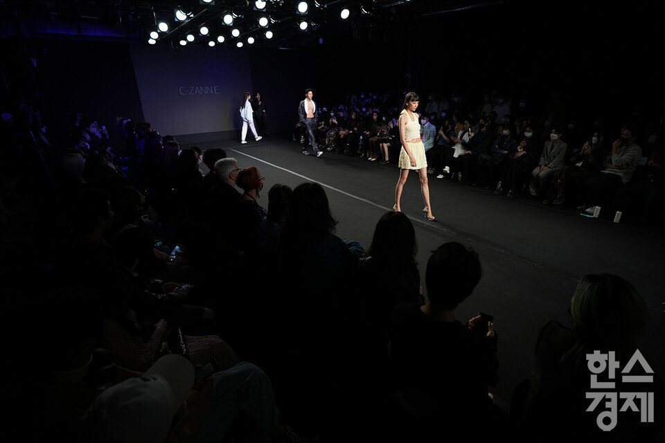 6일 오전 서울 종로구 도화서길에서 열린 2023 S/S 패션코드 패션쇼에서 모델들이 워킹을 하고 있다. /김근현 기자 khkim@sporbiz.co.kr