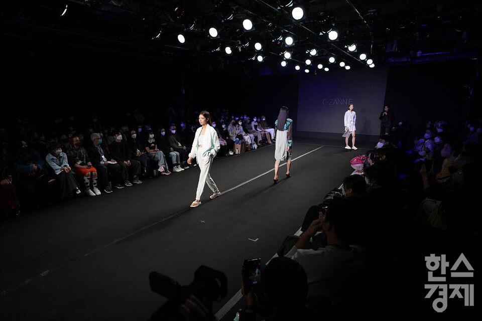 6일 오전 서울 종로구 도화서길에서 열린 2023 S/S 패션코드 패션쇼에서 모델들이 워킹을 하고 있다. /김근현 기자 khkim@sporbiz.co.kr