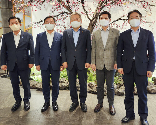 대한민국특례시시장협의회(회장 이상일 용인특례시장)는 이상민 행정안전부 장관과 첫 간담회를 열었다./ 용인시 제공