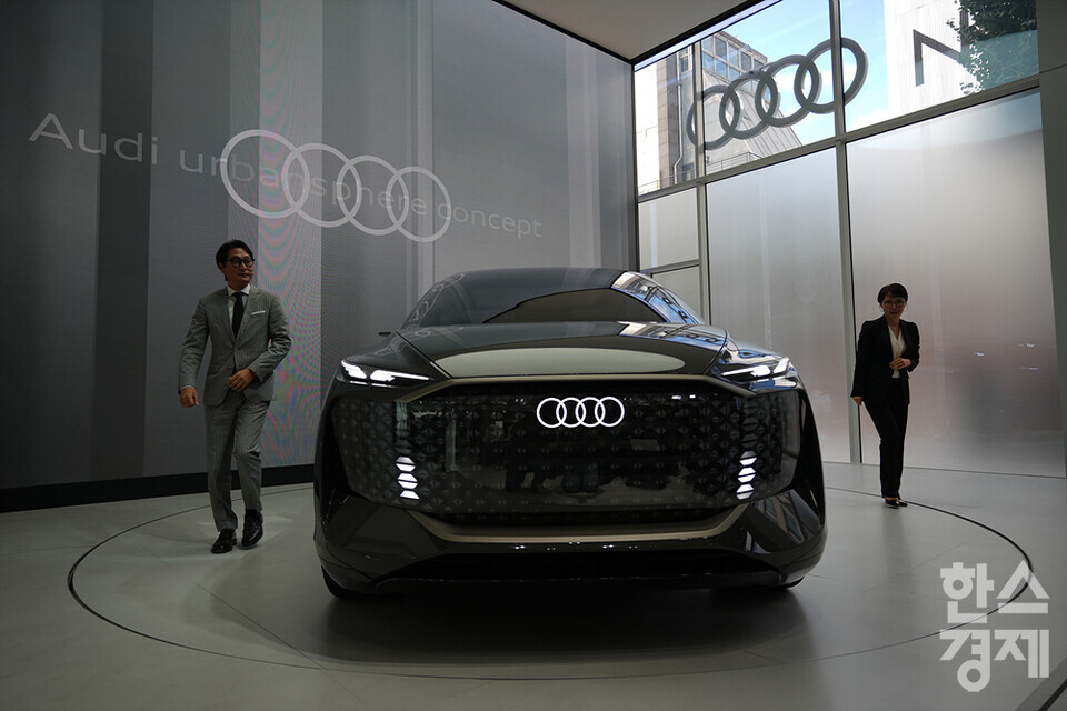 7일 오전 서울 강남구 하우스 오브 프로그레스에서 열린 브랜드 익스피리언스 전시 행사에서 아우디가 지향하는 미래의 프리미엄 이동 수단에 대한 비전을 보여주는 아우디 스피어 시리즈의 세 번째 콘셉트 차량인’아우디 어반스피어 콘셉트 (Audi urbansphere concept)’가 국내에서 처음으로 공개되고 있다. /김근현 기자 khkim@sporbiz.co.kr
