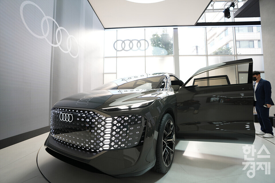 7일 오전 서울 강남구 하우스 오브 프로그레스에서 열린 브랜드 익스피리언스 전시 행사에서 아우디가 지향하는 미래의 프리미엄 이동 수단에 대한 비전을 보여주는 아우디 스피어 시리즈의 세 번째 콘셉트 차량인’아우디 어반스피어 콘셉트 (Audi urbansphere concept)’가 국내에서 처음으로 공개되고 있다. /김근현 기자 khkim@sporbiz.co.kr