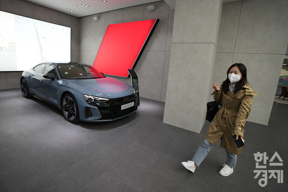7일 오전 서울 강남구 하우스 오브 프로그레스에서 열린 브랜드 익스피리언스 전시 행사에서 아우디 RS e-tron GT가 전시돼 있다. /김근현 기자 khkim@sporbiz.co.kr